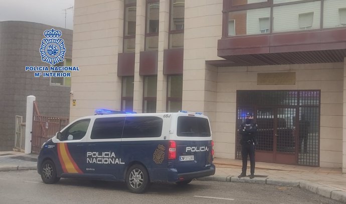 Furgón policial y agente del CNP ante los juzgados de lo Penal de Jaén