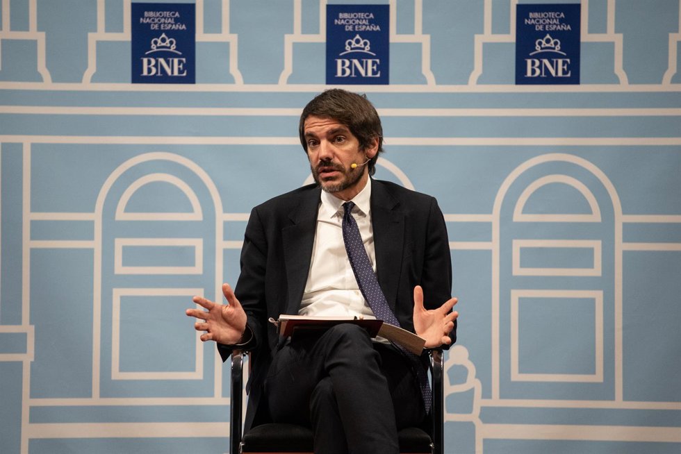 El ministro de Cultura, Ernest Urtasun, durante la presentación del programa literario y cultural de 'España País Invitado de Honor', en la Biblioteca Nacional de España,  a 21 de octubre de 2024, en Madrid (España). El programa presentado por el Minist