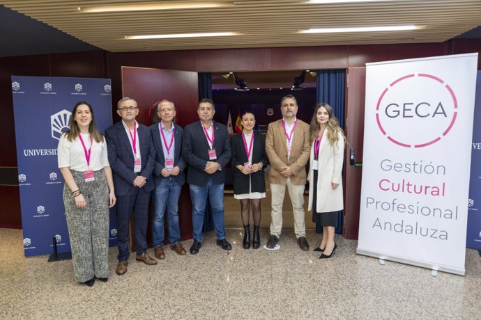 Autoridades académicas e institucionales participantes en la inauguración de las jornadas.