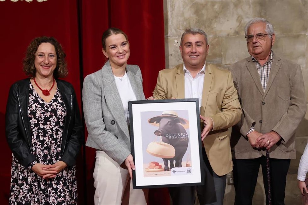 Archivo - La presidenta del Govern, Marga Prohens, recibe a la comitiva de fiestas del Dijous Bo de Inca de 2023.