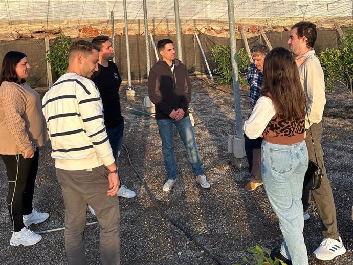 Visita de JSA Granada a una finca de cultivos subtropicales con su secretario general, Jorge Ibáñez, en el centro en la imagen