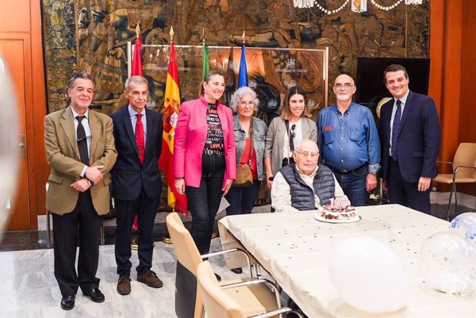 La Delegación de Mayores del Ayuntamiento de Córdoba rinde homenaje a José Delgado Zafra por su cien cumpleaños en compañía de la familia, dentro del Programa Cordobeses Centenarios.