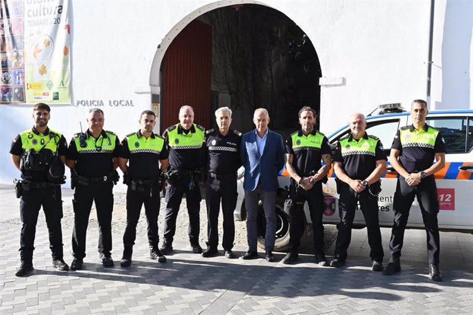 El alcalde de Tomares, José María Soriano y el inspector jefe de la Policía local, Emilio Gallego despiden a los policías locales que viajan a Valencia