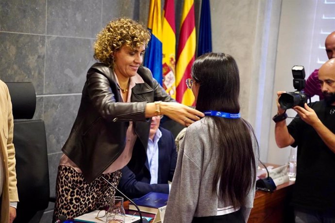 La eurodiputada del PP Dolors Montserrat participa en un acto de la iniciativa Escuelas Embajadoras del Parlamento Europeo en Castelldefels (Barcelona)