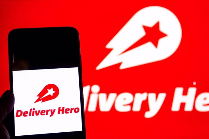 Archivo - September 3, 2024, India: In this photo illustration, a Delivery Hero logo seen displayed on a smartphone and in the background.