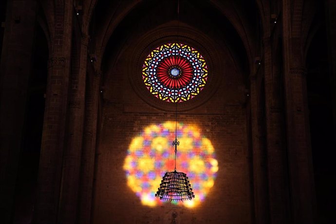 Archivo - El rosetón de la catedral durante la Fiesta de la Llum, en la Catedral de Palma, a 2 de febrero de 2023, en Palma de Mallorca, Baleares (España).