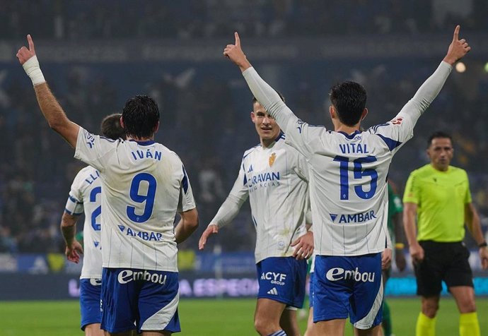 Los jugadores del Real Zaragoza Iván Azón y Bernardo Vital celebrando un gol.