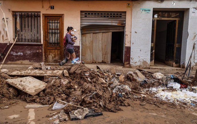 Una persona camina por una calle de Paiporta, a 6 de noviembre de 2024, en Paiporta, Valencia (Comunidad Valenciana).