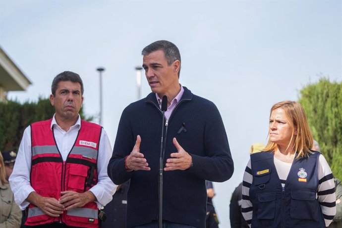 El presidente del Gobierno, Pedro Sánchez, interviene tras una reunión en el Centro de Coordinación Operativo Integrado (CECOPI) de la Comunitat Valenciana con el presidente de la Generalitat valenciana, a 31 de octubre de 2024, en L'Eliana, Valencia, Com