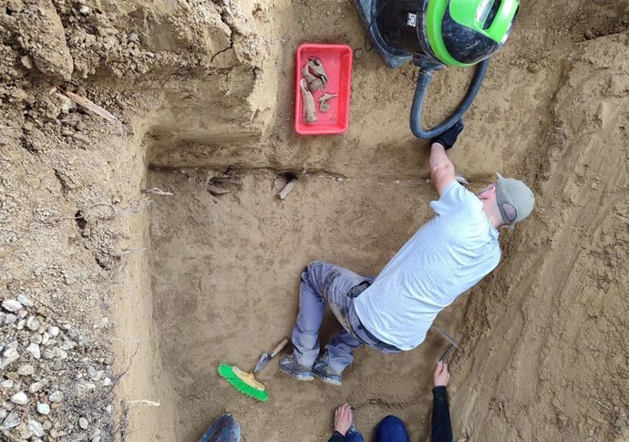 Trabajos de localización de los restos óseos de represasiados de la Guerra Civil en una fosa común del cementerio de Ejea.