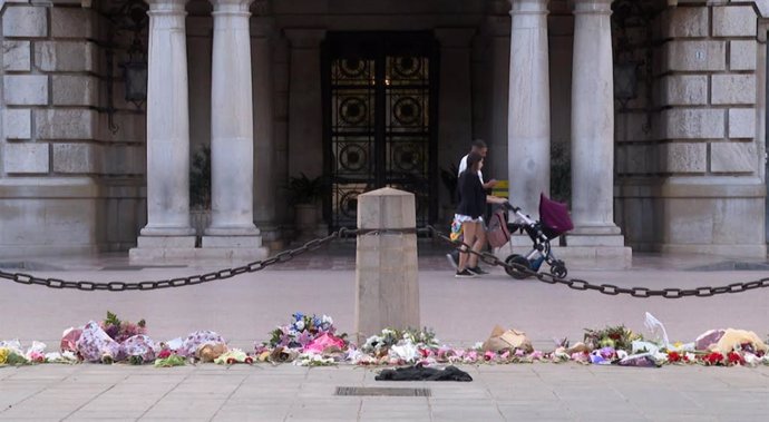 Un homenaje floral en la plaza del Ayuntamiento de València llora a las víctimas de la DANA