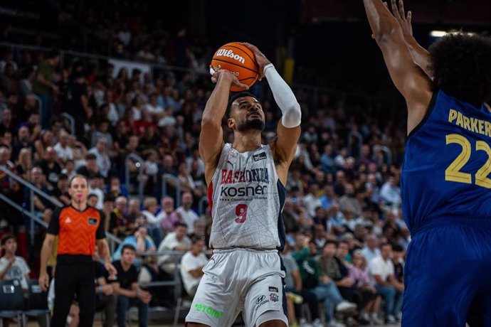 Acción del partido de la Liga Endesa 2024-25 entre Barça y Baskonia en el Palau Blaugrana, con un tiro de Timothe Luwawi-Cabarrot defendido por Jabari Parker