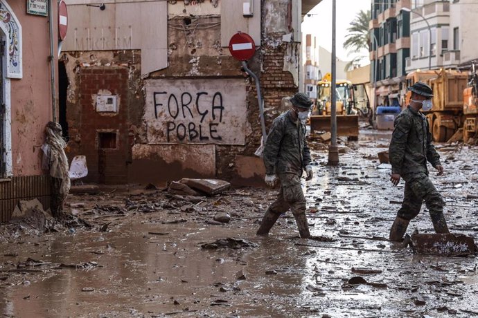 Varios militares en una calle de Paiporta, a 6 de noviembre de 2024, en Paiporta, Valencia (Comunidad Valenciana). Nueve días después de que la DANA se saldase con 217 fallecidos, la mayoría en Valencia, Paiporta sigue siendo una de las zonas más afectada