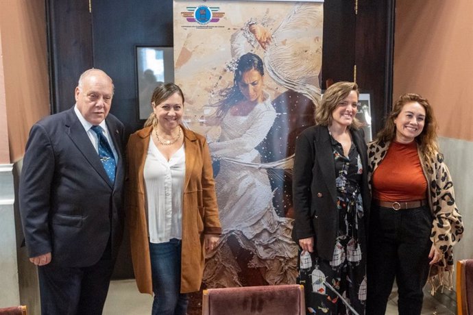 La teniente de alcalde de Cultura del Ayuntamiento de Cádiz, Maite González, el presidente de la Cátedra de Flamencología, Guillermo Boto, y las artistas Pilar Ogalla y Encarna Anillo, directoras del espectáculo a La Perla de Cádiz.