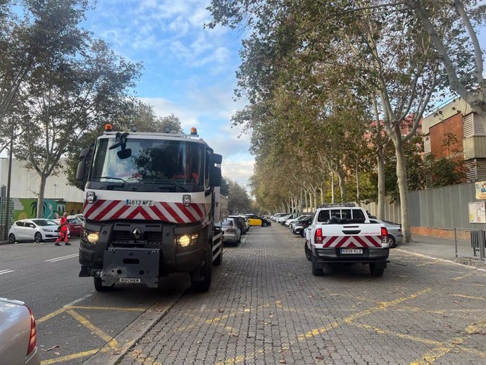 Vehículos que el Área Metropolitana de Barcelona (AMB) ha enviado a Valencia para ayudar con las labores de limpieza y retirada de escombros.