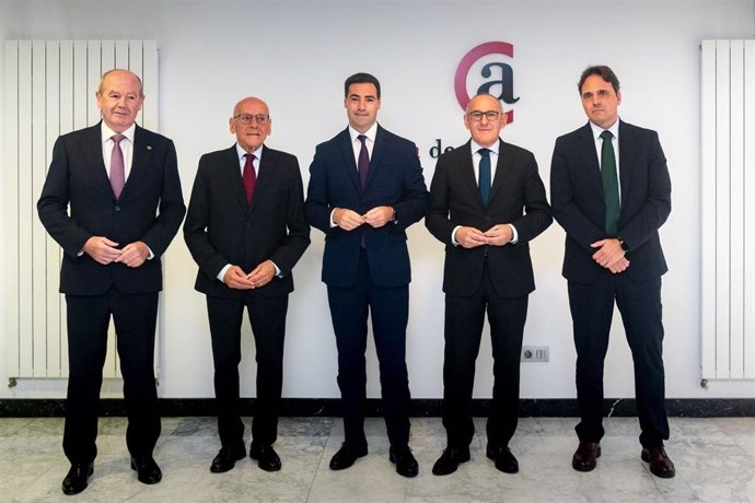 La XVI edición del Foro ha contado con la presencia del lehendakari, Imanol Pradales, acompañado por el presidente de la Cámara de Álava, Gregorio Rojo; el presidente de la Autoridad Portuaria de Bilbao, Ricardo Barkala y el diputado general de Álava