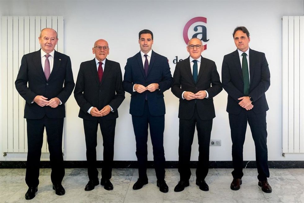La XVI edición del Foro ha contado con la presencia del lehendakari, Imanol Pradales, acompañado por el presidente de la Cámara de Álava, Gregorio Rojo; el presidente de la Autoridad Portuaria de Bilbao, Ricardo Barkala y el diputado general de Álava