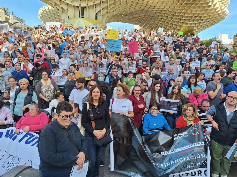 Concentración de Cermi Andalucía en Sevilla para reclamar a la Junta y el Gobierno central "una solución" para "la grave situación" de centros y servicios.