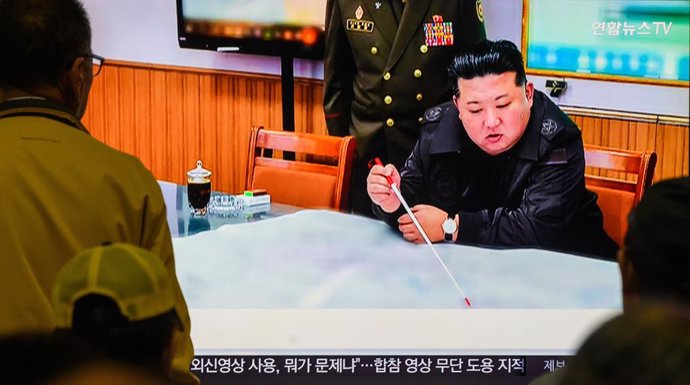 October 18, 2024, Seoul, South Korea: A 24-hour Yonhapnews TV broadcast at Yongsan Railway Station in Seoul showing a news broadcast with North Korean leader Kim Jong Un pointing on a large map during his visit to the headquarters of the Korean Peopleís A