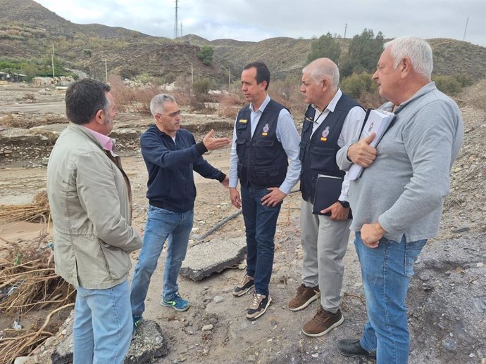 En el centro, el subdelegado de Gobierno, José María Martín, visita algunas de las zonas dañadas por el paso de la DANA.