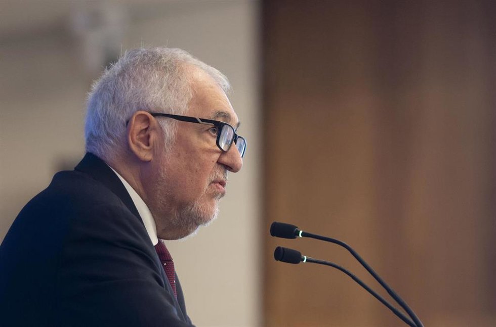 Archivo - El presidente del Tribunal Constitucional de España, Cándido Conde-Pumpido, durante una rueda de prensa tras la reunión de la Jurisdicciones Constitucionales de España, Francia, Italia y Portugal, en la entrada de la Galería de las Colecciones