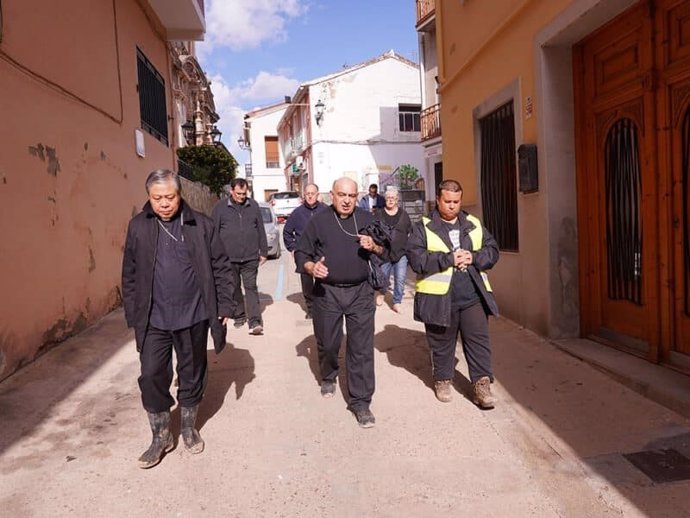 El nuncio visita dos localidades afectadas por la DANA.