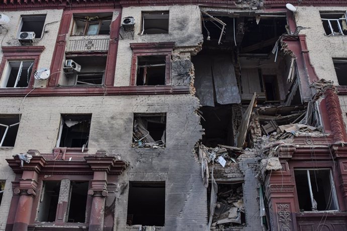 Archivo - October 18, 2023, Zaporizhzhia, Ukraine: A view of an apartment building that was damaged by Russian shelling in Zaporizhzhia. On October 18, Russian forces launched 6 missile strikes on the city of Zaporizhia. One of the strikes hit a multi-sto