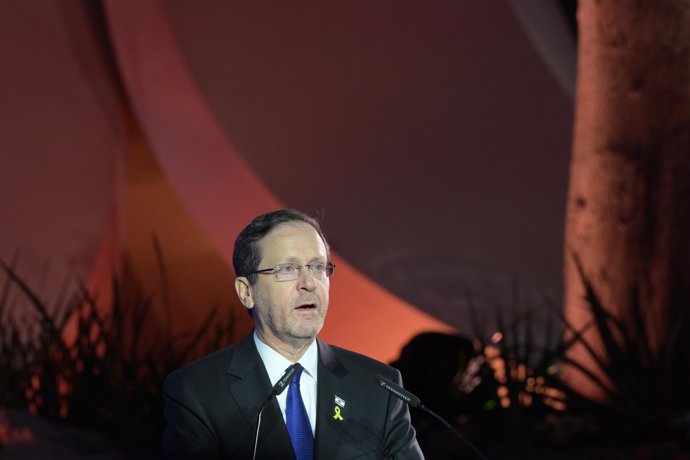 El presidente de Israel, Isaac Herzog, durante un discurso en una ceremonia de recuerdo a las víctimas de los atentados del 7 de octubre. 