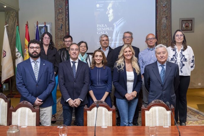 Académicos, expertos y autoridades participantes en la inauguración del congreso sobre Antonio Gala.