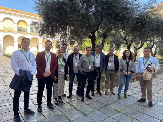 Los representantes del Consejo de Distrito de la barriada de Villarrubia de Córdoba en el Parlamento andaluz con Inma Nieto y ediles de Hacemos.