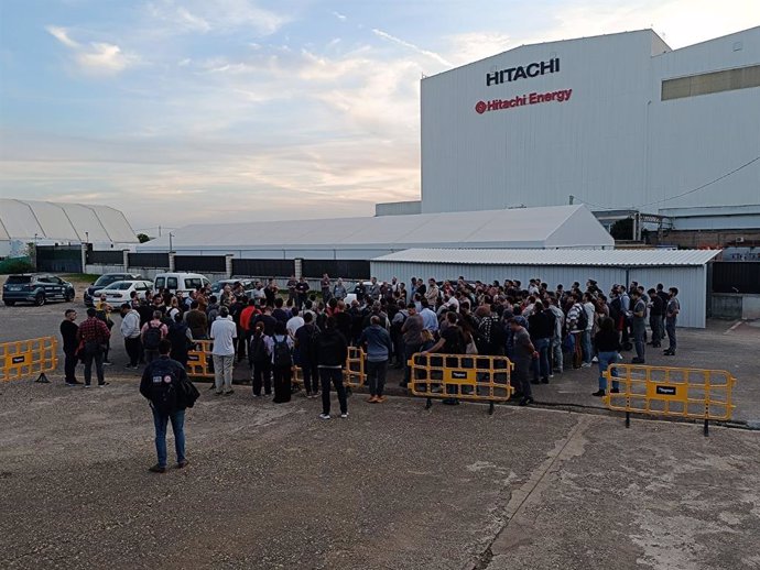 La plantilla de Hitachi Energy Córdoba se encierra durante unas horas contra "los despidos arbitrarios" en la empresa.