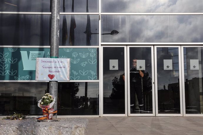 Un ramo de flores y una dedicatoria en el exterior de la Feria de Valencia, a 7 de noviembre de 2024, en Valencia, Comunidad Valenciana (España). 