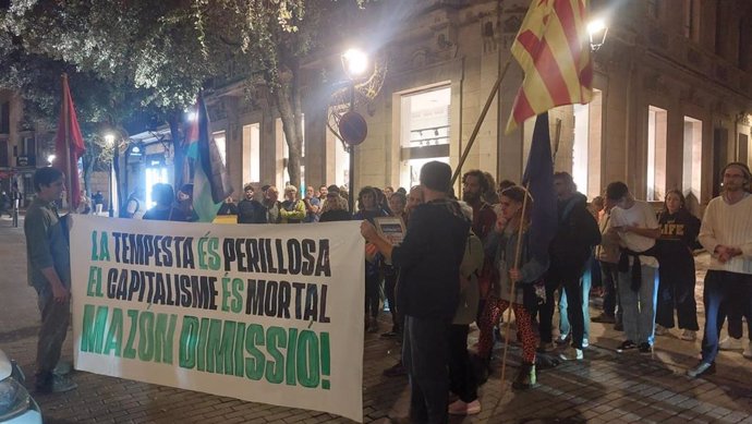 Concentración de la Esquerra Independentista de Mallorca en solidaridad con los afectados por la DANA y pedir la dimisión de Mazón.