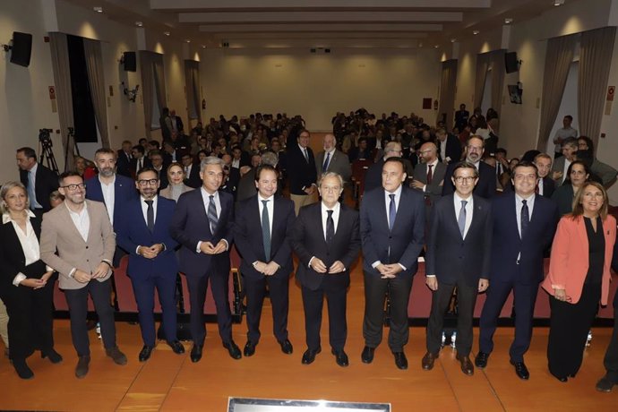 Fuentes (centro), junto a los consejeros Villamandos y Paradela y otras autoridades locales y provinciales, en la presentación del Clúster Andalucía Logistics.