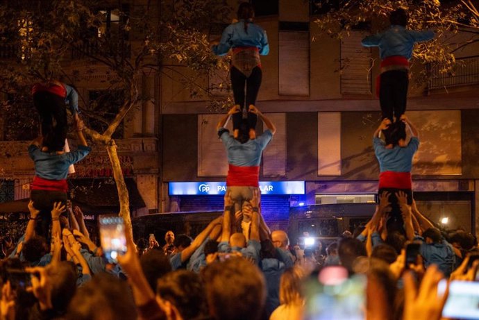 Protesta contra Carlos Mazón en la sede del PP catalán