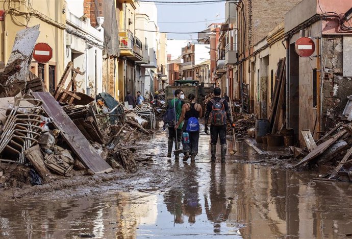 Varios voluntarios continúan la limpieza de las calles de Paiporta, a 6 de noviembre de 2024, en Paiporta, Valencia (Comunidad Valenciana). 