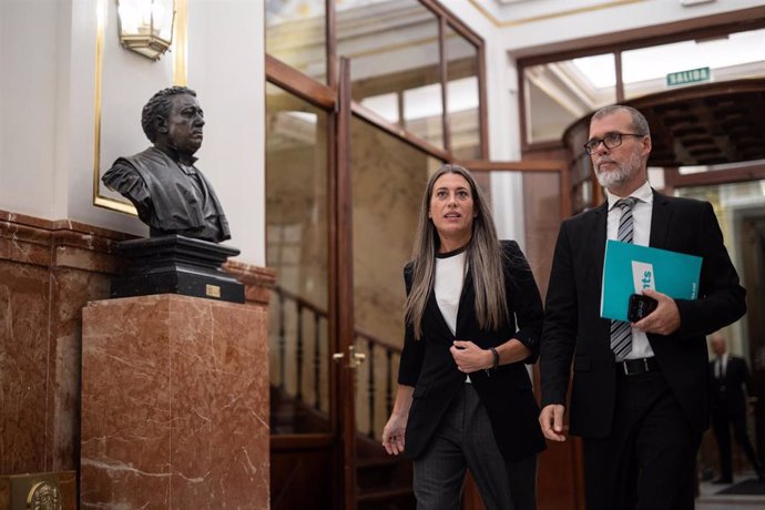 La portavoz de Junts en el Congreso de los Diputados, Miriam Nogueras y el diputado de Junts, Josep María Cruset, a su salida de una sesión plenaria