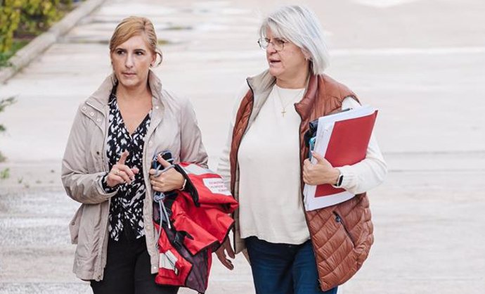 La consellera de Justicia e Interior de la Generalitat valenciana, Salomé Pradas (i), llega a la reunión del Centro de Coordinación Operativo Integrado (CECOPI) de la Comunitat Valenciana.