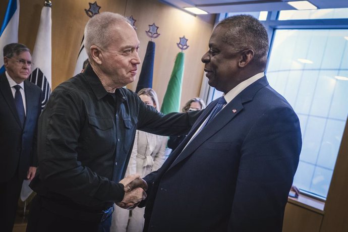 Archivo - December 18, 2023, Tel Aviv, Israel: U.S. Secretary of Defense Lloyd Austin, right, is greeted by Israeli Defense Minister Yoav Gallant, left, before a bilateral meeting, left, December 18, 2023 in Tel Aviv, Israel.