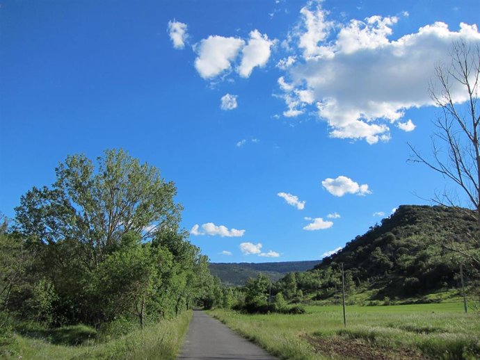 Archivo - Sol y nubes