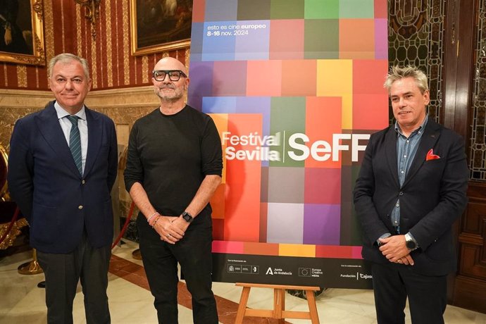 El alcalde de Sevilla, junto al autor del cartel del Festival de Cine Europeo y el director de la cita