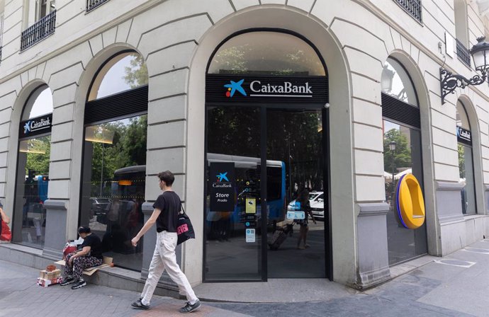 Archivo - Una oficina de Caixabank, a 6 de junio de 2024, en Madrid (España). El Consejo de Gobierno del Banco Central Europeo (BCE) ha decidido hoy  bajar los tipos de interés en 25 puntos básicos, de forma que la tasa de referencia para sus operaciones 