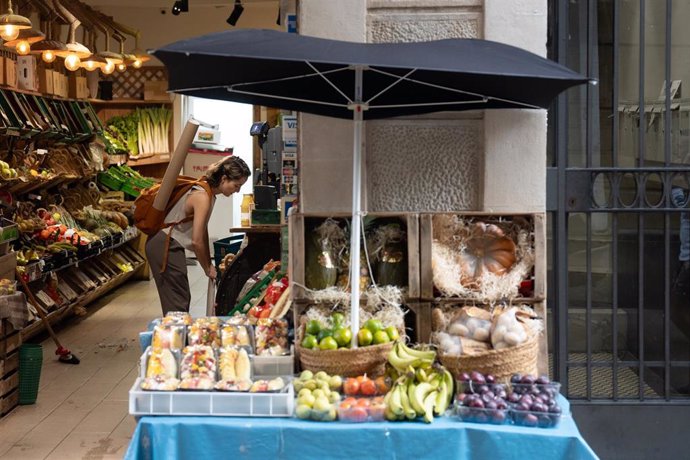 Archivo - Varias frutas expuestas en el exterior de una frutería, a 17 de octubre de 2023, en Barcelona, Catalunya