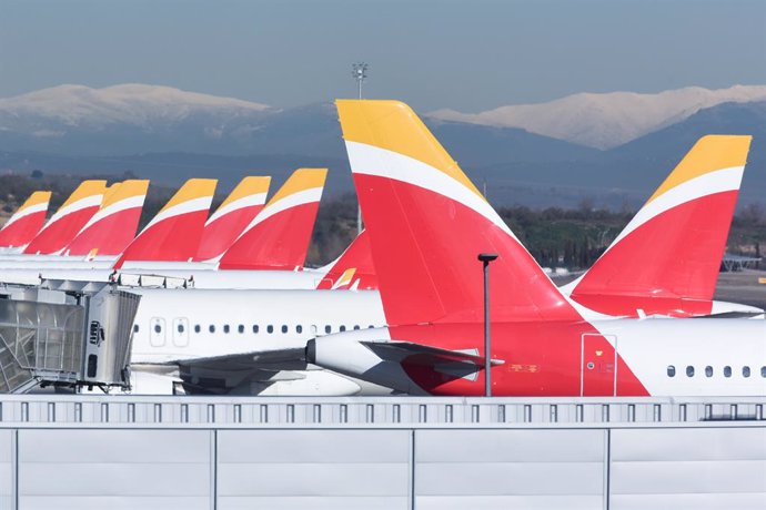 Archivo - Aviones aparcados en las pistas durante el último día de la huelga del servicio de handling de Iberia.