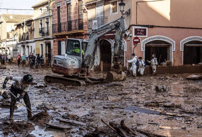 Una excavadora en una calle de Paiporta