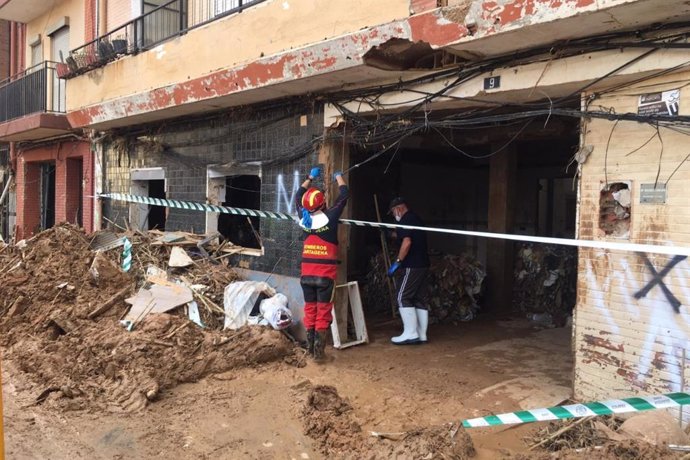 Un bombero del Ayuntamiento de Cartagena trabaja en la limpieza de un garaje