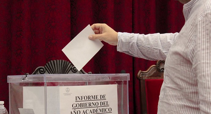 Archivo - Imagen de archivo de una votación en el Claustro de la Universidad de Sevilla.