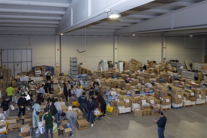 Un grupo de voluntarios en 'Gruas González' donde se ha depositado los recogido por voluntarios riojanos