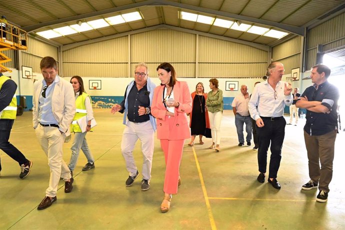 Archivo - Autoridades y vecinos visitan las obras de rehabilitación del pabellón polideportivo