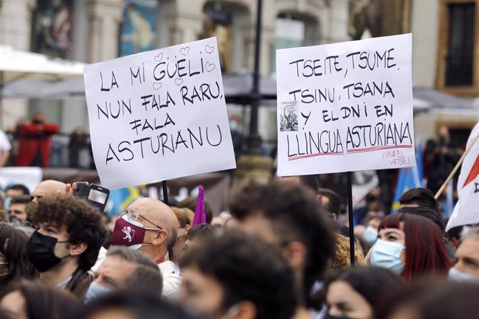 Archivo - Una persona sostiene una pancarta donde se lee "Mi abuela no habla raro, habla asturiano", en una manifestación por la Oficialidad del Asturiano, a 16 de octubre de 2021, en Oviedo, Asturias, (España). 